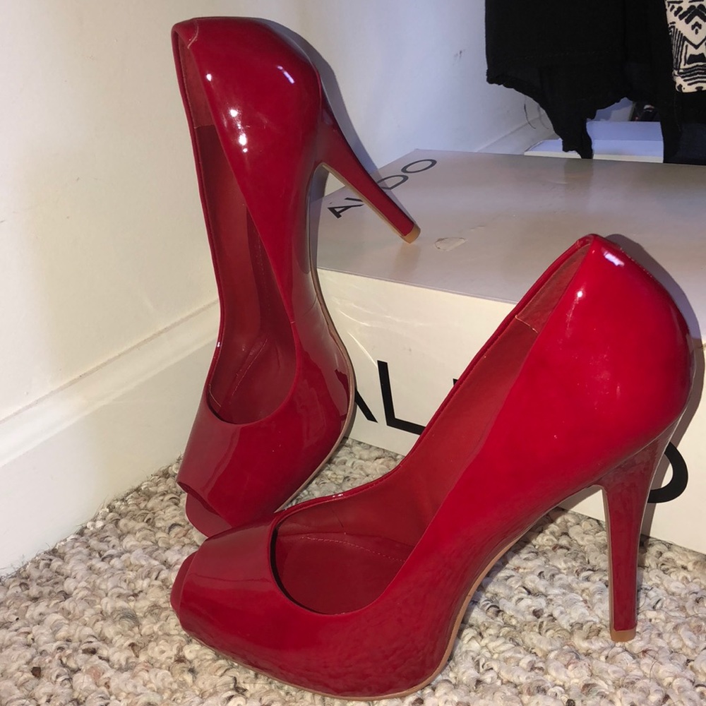 Sexy Red Patent leather style peep toe pumps!!